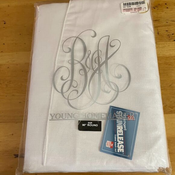 Vintage 90" Round Stain release Tablecloth, New and In Package - Picture 1 of 4